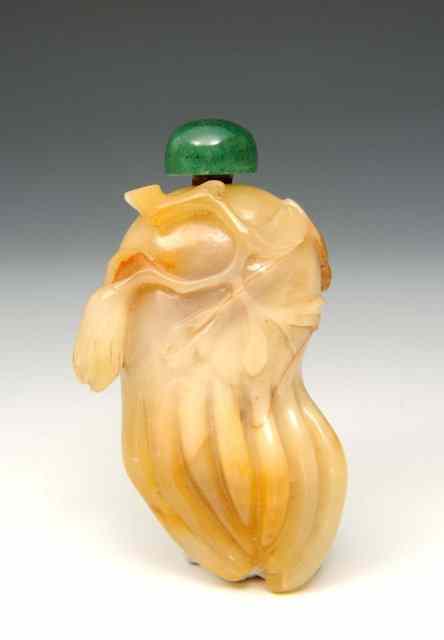 Appraisal: A CHINESE PALE CREAM AND BROWN STRIATED CHALCEDONY SNUFF BOTTLE