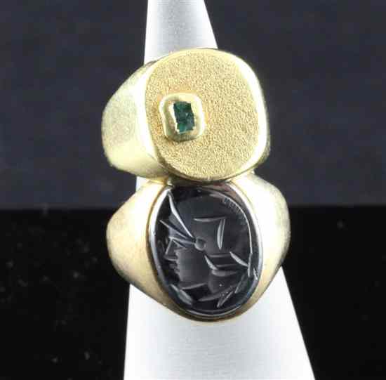 Appraisal: An ct gold signet ring inset with an emerald chip