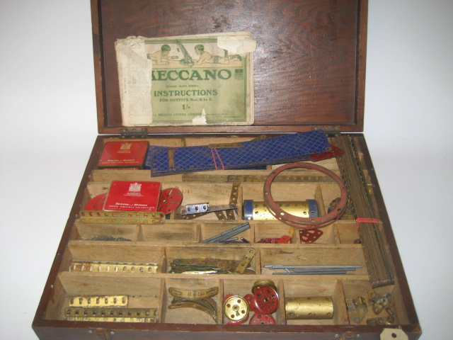 Appraisal: A quantity of old Meccano parts mainly gold and blue