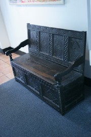 Appraisal: An th century oak settle