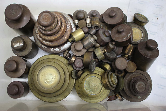 Appraisal: A QUANTITY OF VARIOUS OF GRAM AND OUNCE WEIGHTS cylindrical