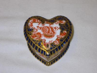 Appraisal: A ROYAL CROWN DERBY PORCELAIN TRINKET BOX of heart form