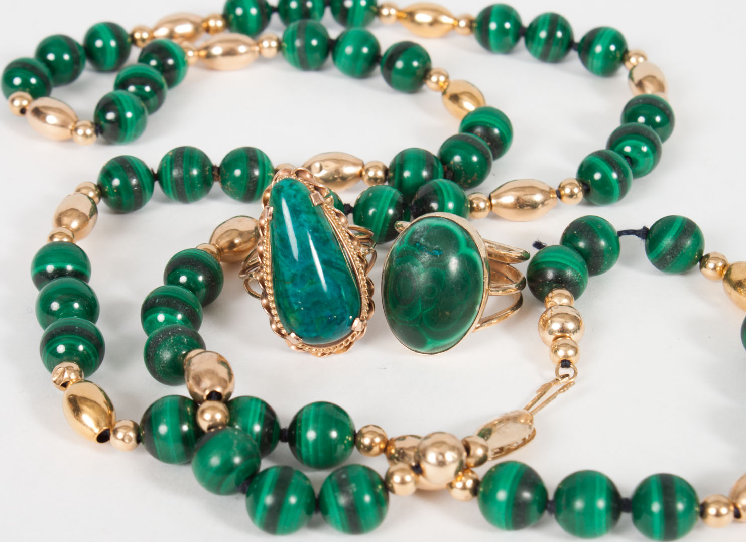 Appraisal: Malachite and gold necklace two rings K gold and malachite