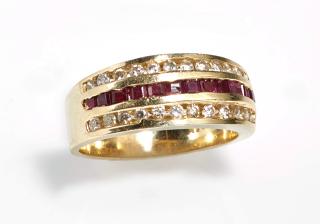 Appraisal: Lady's K Yellow Gold Dinner Ring with a central band