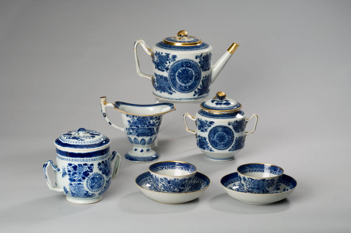 Appraisal: FOUR CHINESE EXPORT PORCELAIN 'BLUE FITZHUGH' TEA WARES Together with