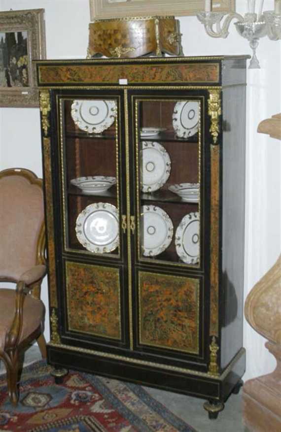 Appraisal: BOULLE-VITRINE Napol on III Frankreich Ebonisiertes Holz mit rotem Schildpatt