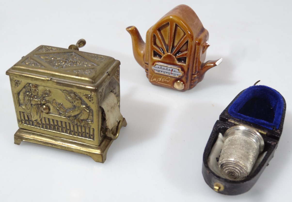 Appraisal: Bygones and collectables comprising a collectable tape measure with the