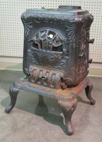 Appraisal: Ornate Antique Cast Iron Kitchen Stove '' high with Queen