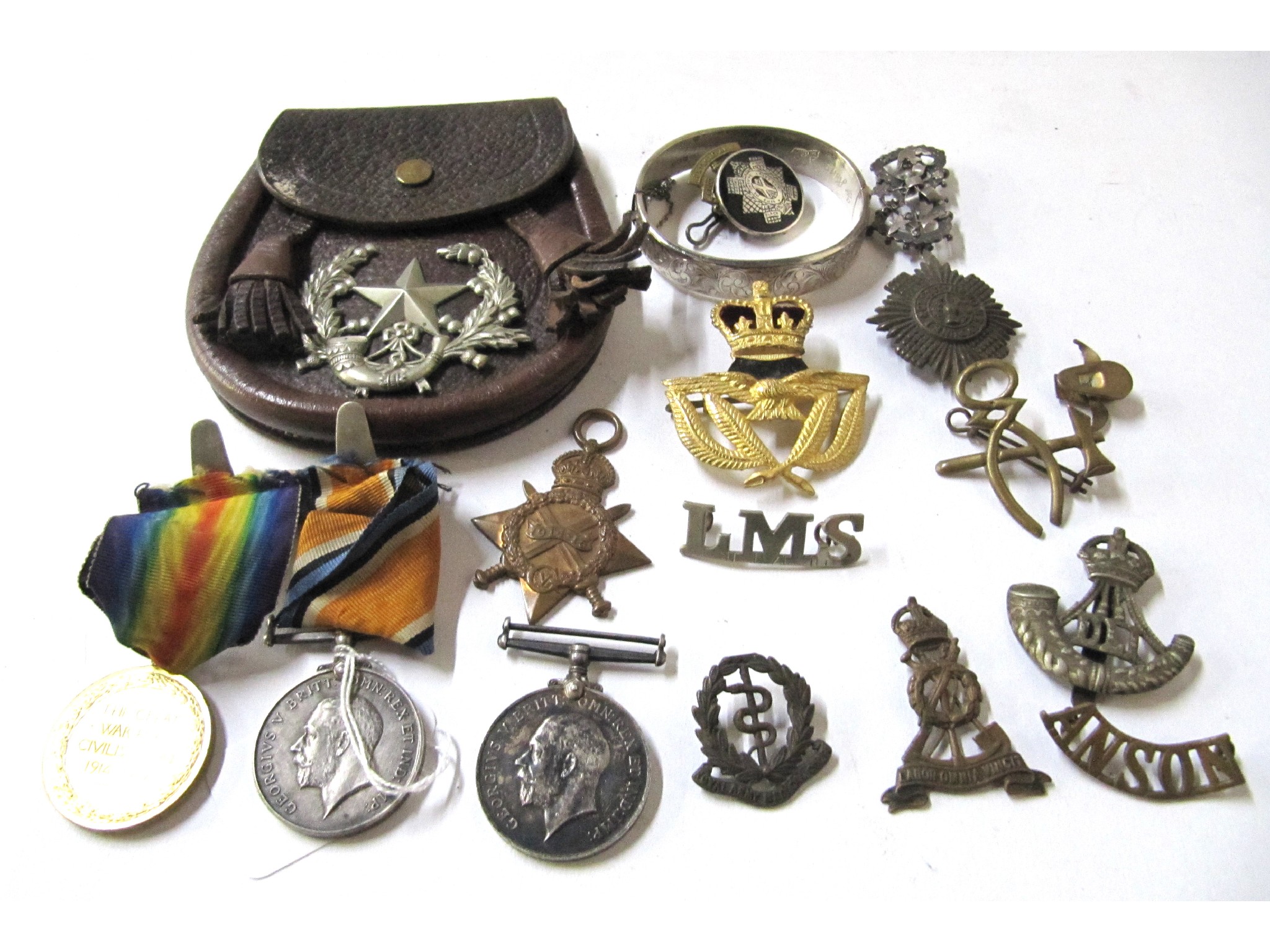 Appraisal: A tray lot of militaria - badges medals to Pte