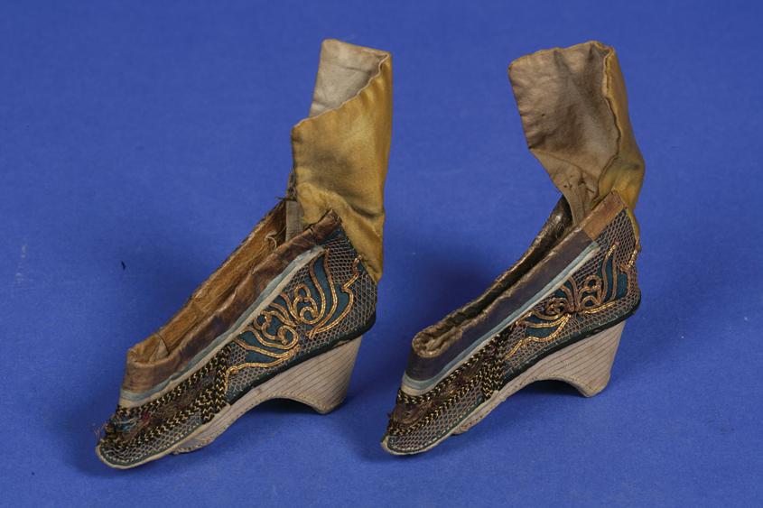 Appraisal: A PAIR OF CHINESE SHOES in blue gold and silk