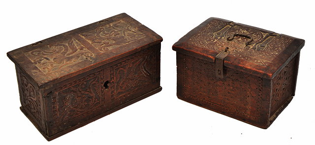 Appraisal: A TH EARLY TH CENTURY OAK BOX the hinged lid