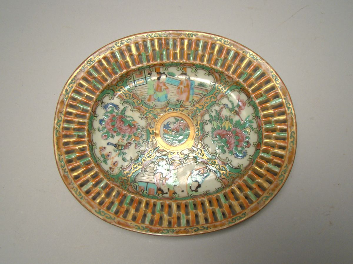 Appraisal: ANTIQUE CHINESE EXPORT ROSE MEDALLION PORCELAIN FENESTRATED DISH In oval