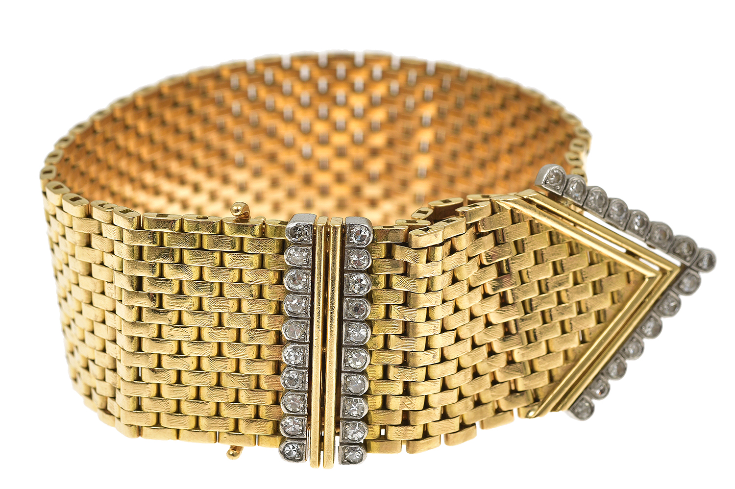 Appraisal: A GOLD AND DIAMOND COCKTAIL BRACELET The wide brick link