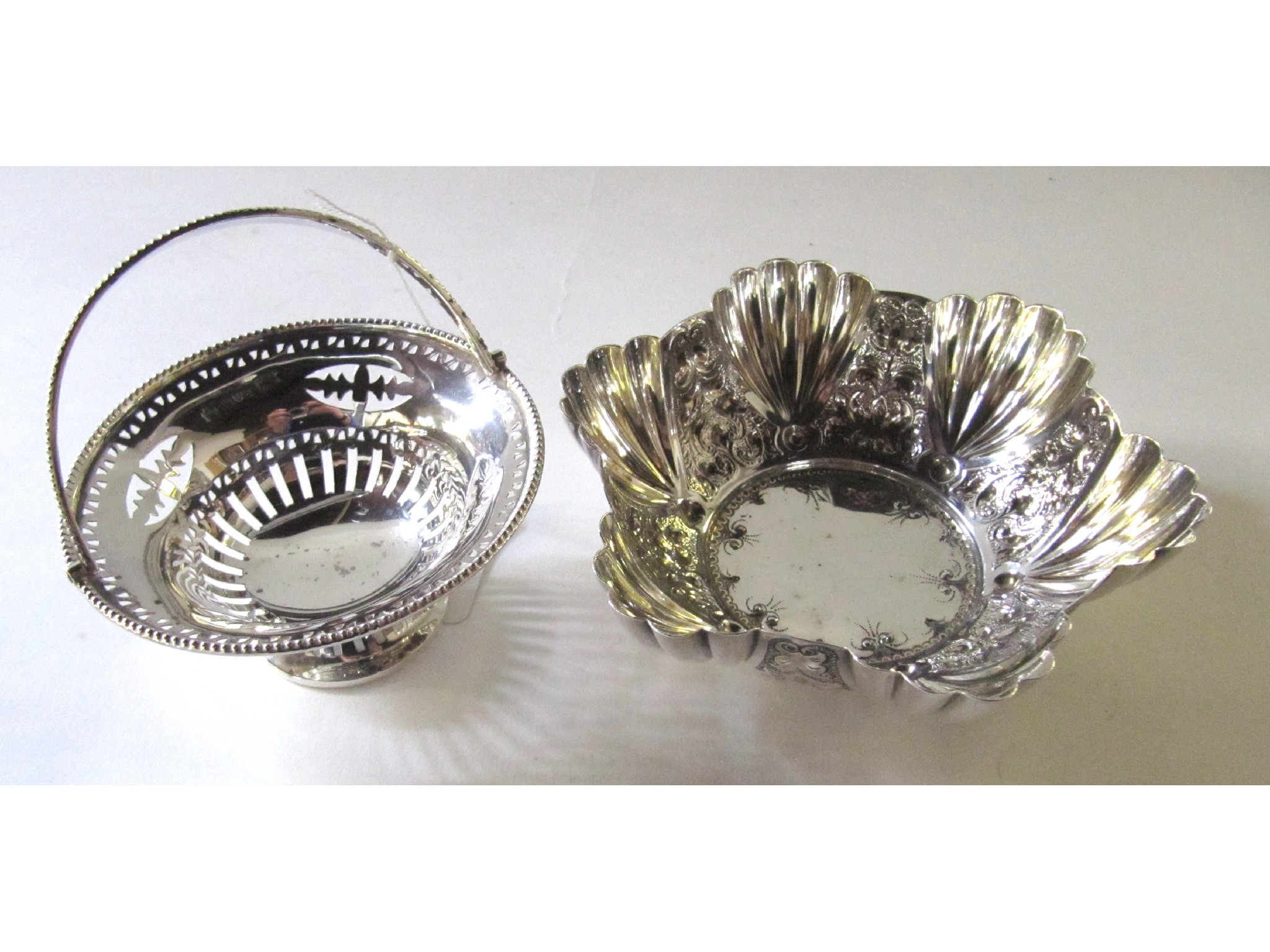 Appraisal: A lot comprising a small silver basket and a silver