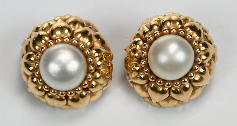 Appraisal: kt Pearl Earrings flower design each with one button pearl