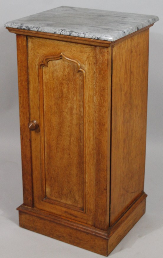 Appraisal: An early thC oak specimen coin cabinet with later overhanging