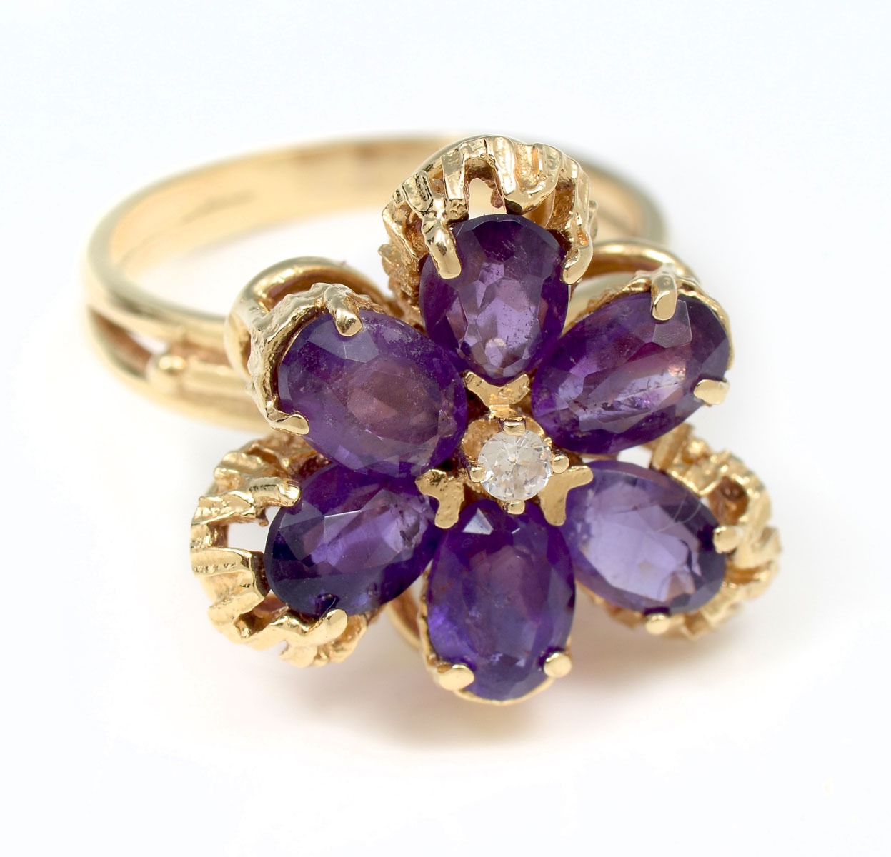 Appraisal: K AMETHYST DIAMOND RING K yellow gold ring contain oval