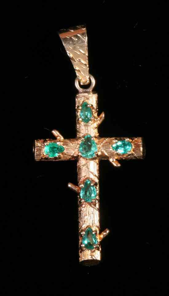 Appraisal: K YELLOW GOLD AND EMERALD CHRISTIAN CROSS PENDANT Textured cross