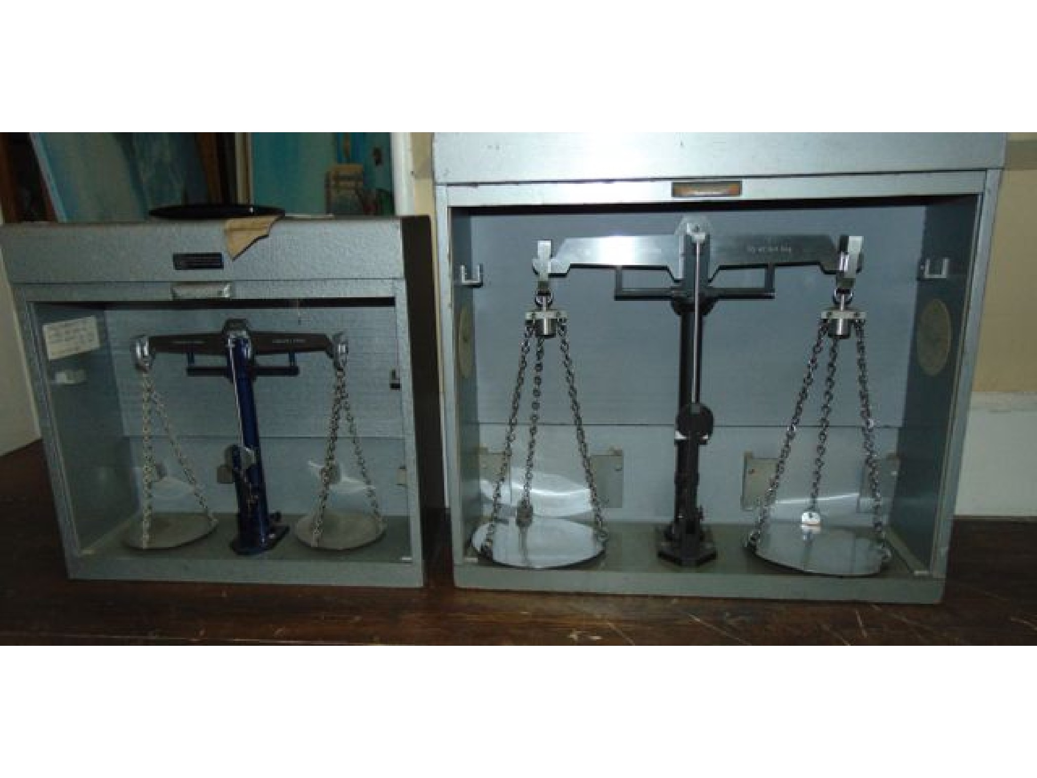 Appraisal: A cased set of travelling beam scales to weigh kg