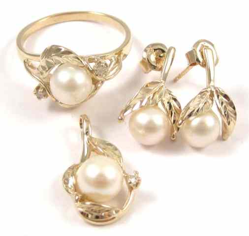 Appraisal: FOUR ARTICLES OF MATCHING PEARL JEWELRY including a pair of