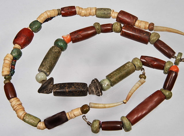 Appraisal: A SOUTH AMERICAN AGATE STONE AND SHELL NECKLACE long and