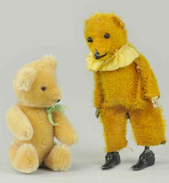 Appraisal: TWO GERMAN MECHANICAL TEDDY BEARS One wind-up with die-cast feet