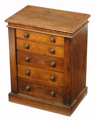 Appraisal: An oak table top Wellington chest with five graduated drawers