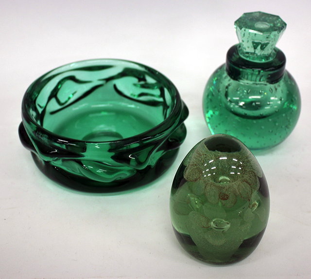 Appraisal: A GREEN GLASS DUMP the inside inset with flower decoration