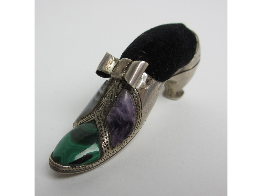 Appraisal: An Edwardian silver shoe pin cushion with malachite and agate