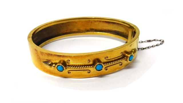 Appraisal: A Victorian gold and turquoise set three stone oval hinged