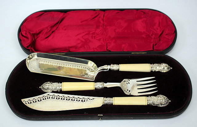 Appraisal: A VICTORIAN CASE SILVER MOUNTED IVORY HANDLED SERVING KNIFE AND