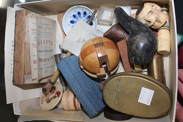 Appraisal: A BOX OF MISCELLANEOUS ITEMS to include a brass snuff