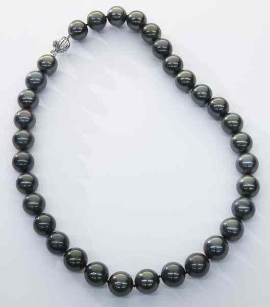 Appraisal: K gold and Tahitian pearl necklacehaving cultured Tahitian pearls -