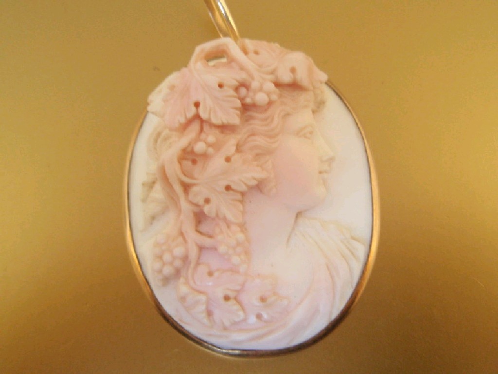 Appraisal: A cameo pendant of a woman's head wound with vines