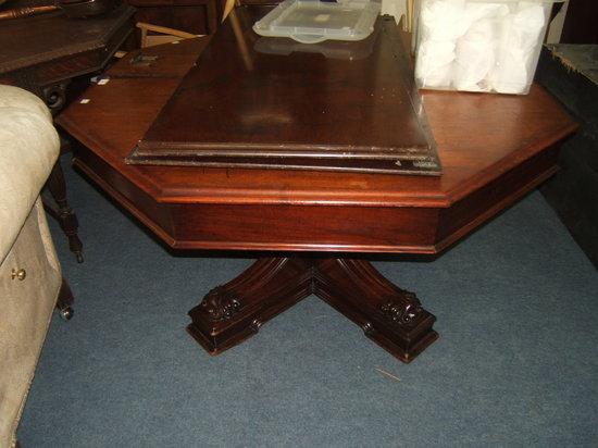 Appraisal: A Victorian mahogany dining table the ends coming together to