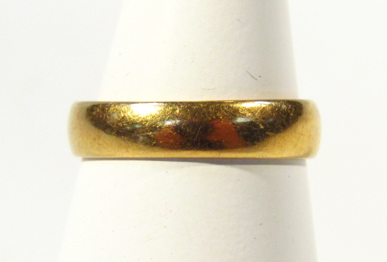 Appraisal: A ct gold wedding band of plain circular outline size