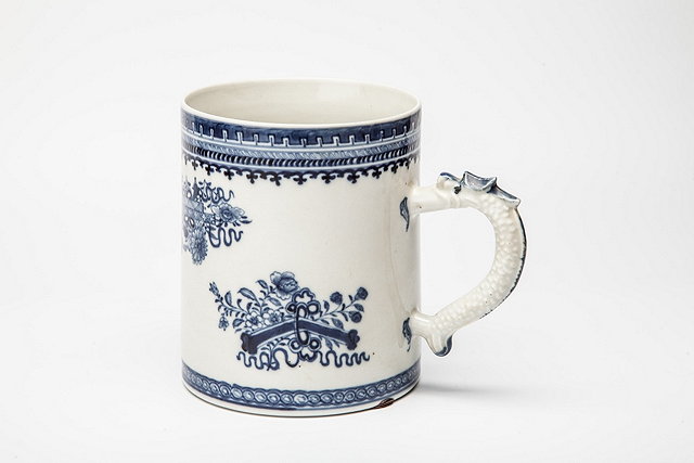 Appraisal: A CHINESE BLUE AND WHITE PORCELAIN CYLINDRICAL TANKARD with trophy