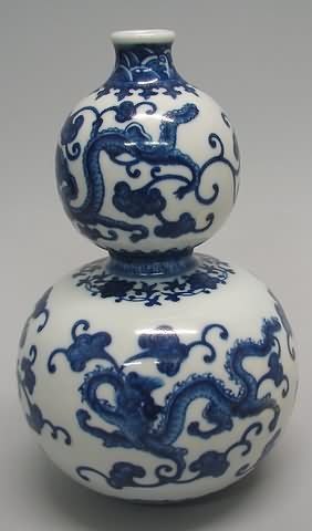 Appraisal: Double gourd vase with dragon motif in blue on white