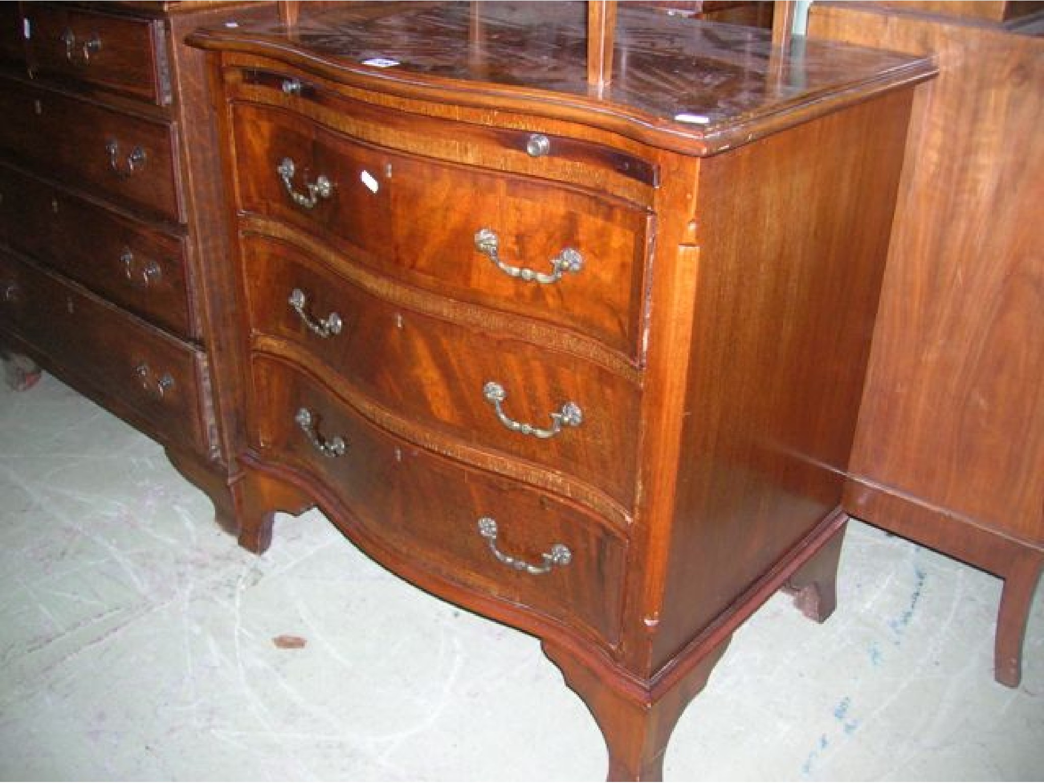 Appraisal: A good quality Georgian style mahogany serpentine front chest of