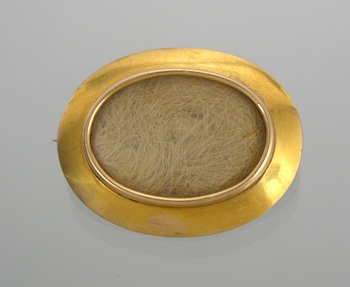 Appraisal: A Victorian Gold Mourning Brooch Unmarked yellow gold brooch in