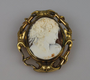 Appraisal: Victorian shell cameo brooch of classical female in heavy gilt