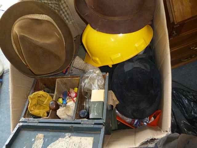 Appraisal: A SHOTGUN CLEANING KIT together with various hats including horse