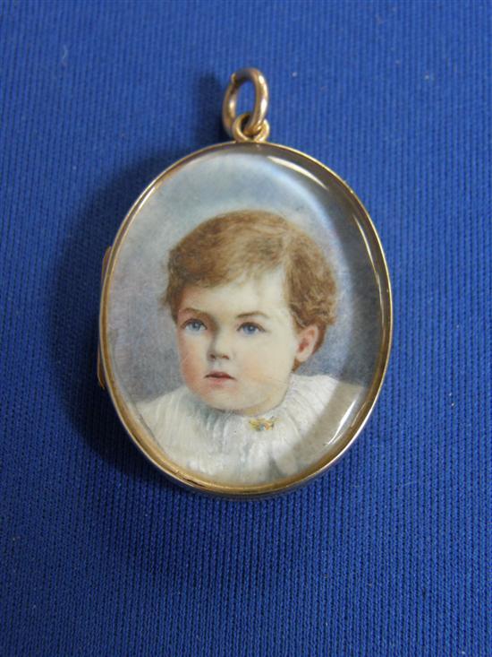 Appraisal: Oval gold memorial pendant frame pendant