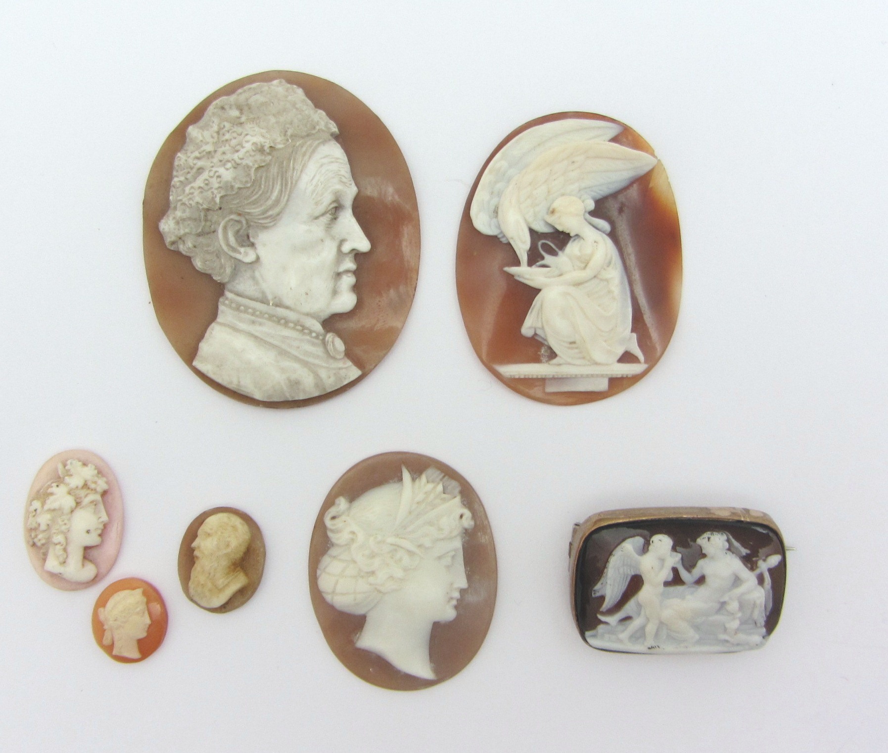 Appraisal: A shaped rectangular carved agate cameo brooch designed as a