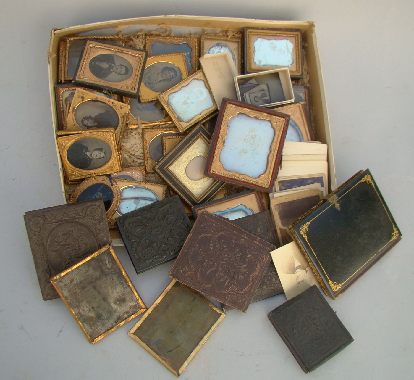 Appraisal: LARGE LOT OF DAGUERREOTYPES AND AMROTYPES Together with a number