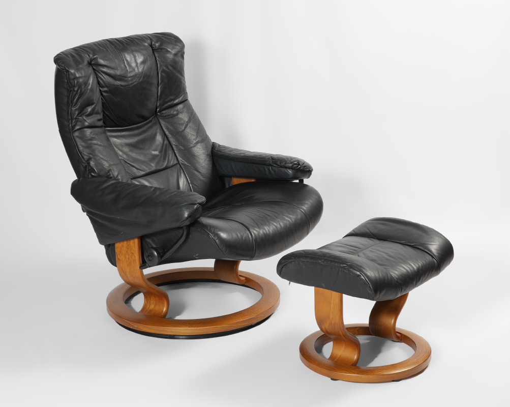 Appraisal: BLACK LEATHER EKORNES STRESSLESS RECLINER AND OTTOMAN Black leather upholstery