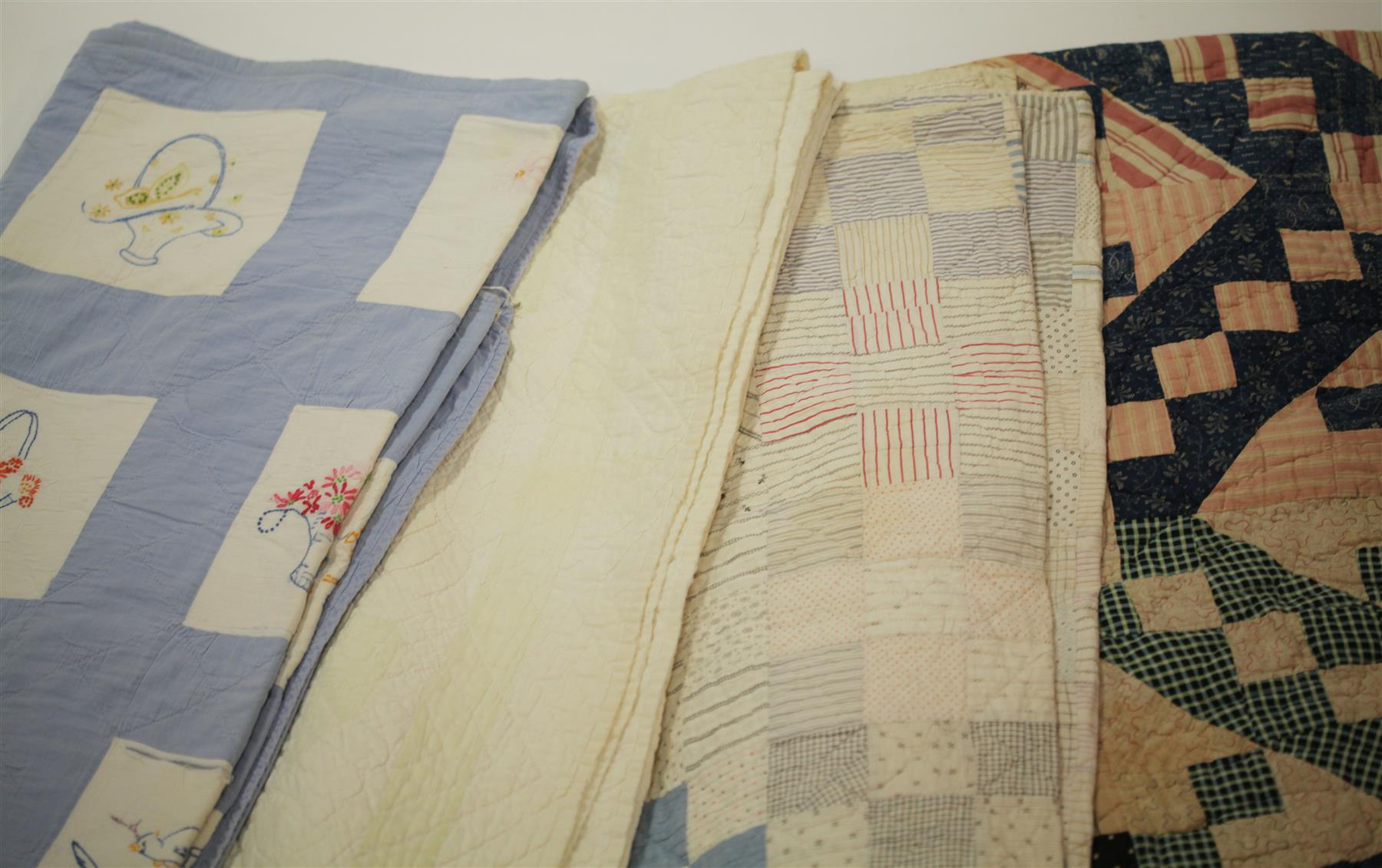 Appraisal: FOUR COTTON QUILTS American Three late th-early th century Hand