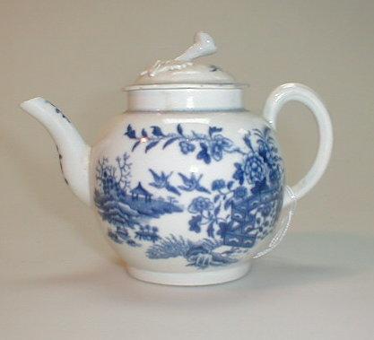 Appraisal: An thC Worcester small teapot painted in underglaze blue with