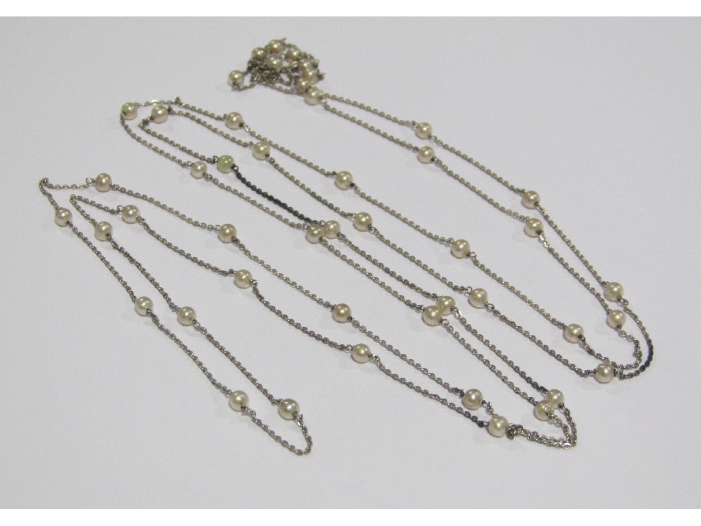 Appraisal: A cultured pearl spacer necklace with white metal chain approximately