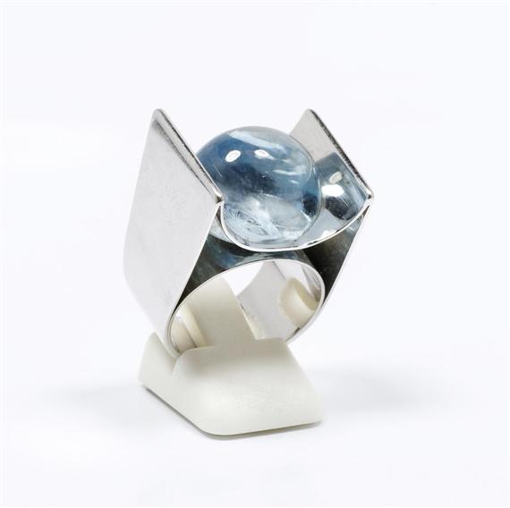 Appraisal: AQUAMARINE AND GOLD RING White gold g Modern ring the